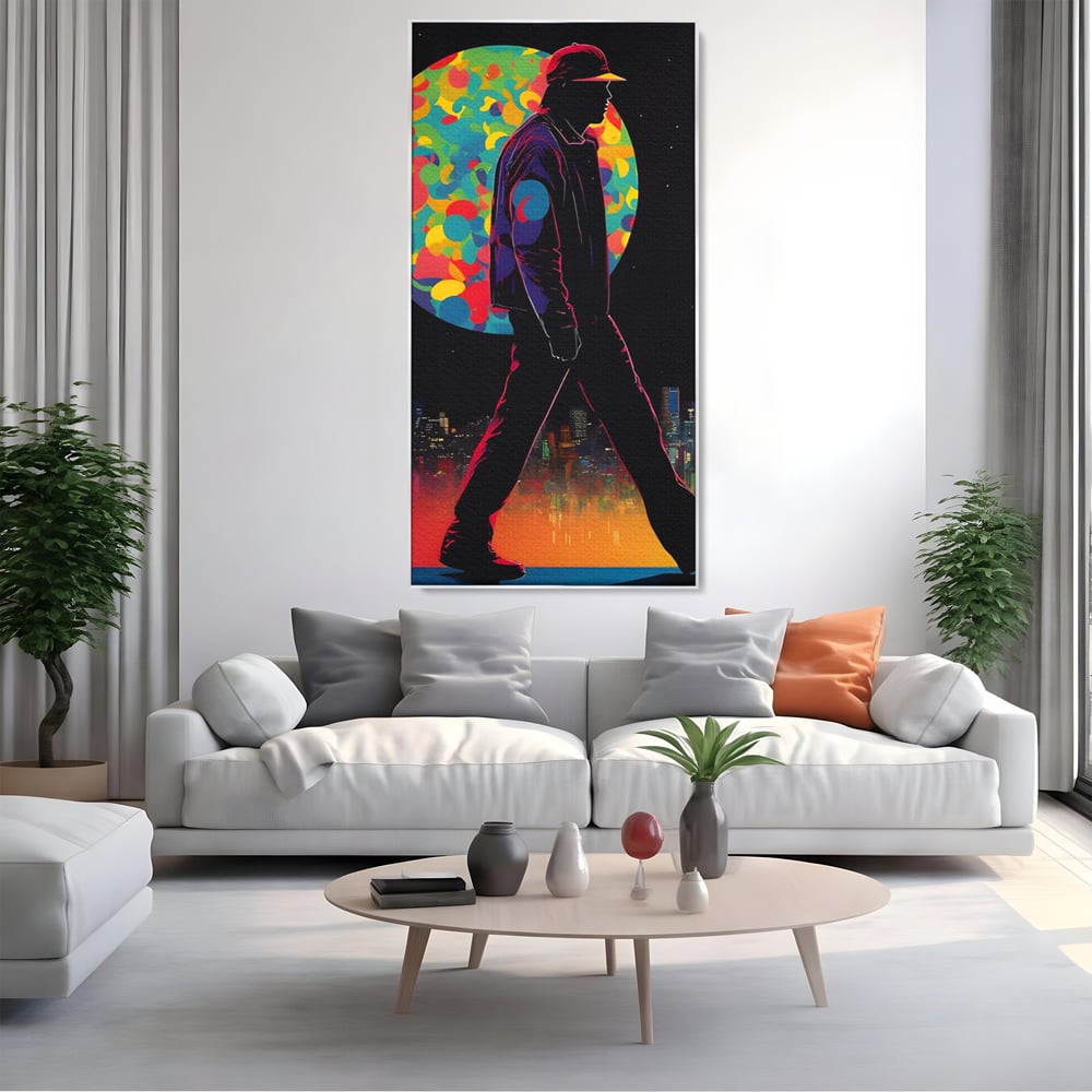 Tablou canvas cu tablou vertical cu silueta de barbat si oras, in rama de aluminiu argintiu, pe perete intr-un living
